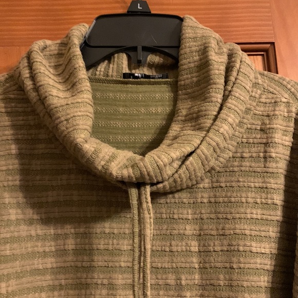 Never worn lightweight size large top - Picture 2 of 3